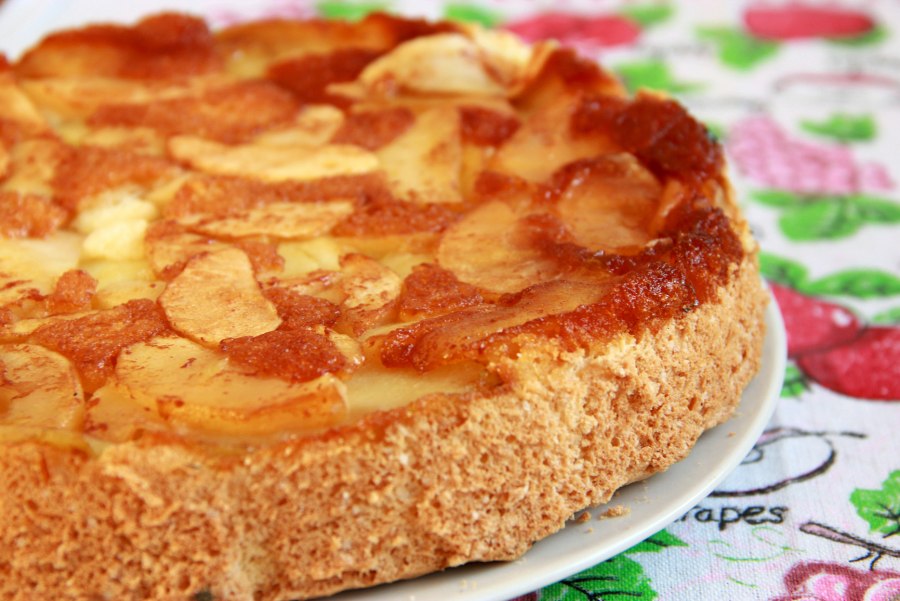 Шарлотка с карамелизованными яблоками