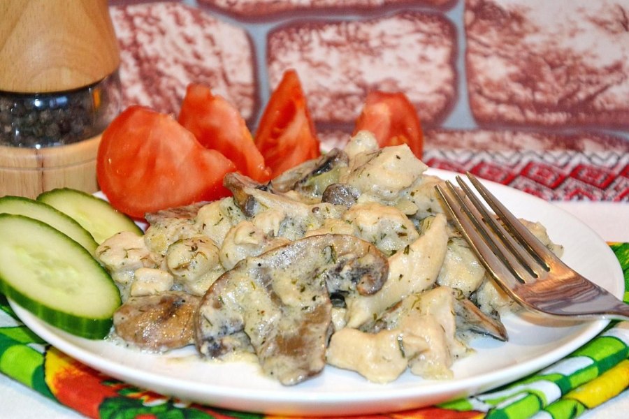 Курица с грибами в сливочном соусе
