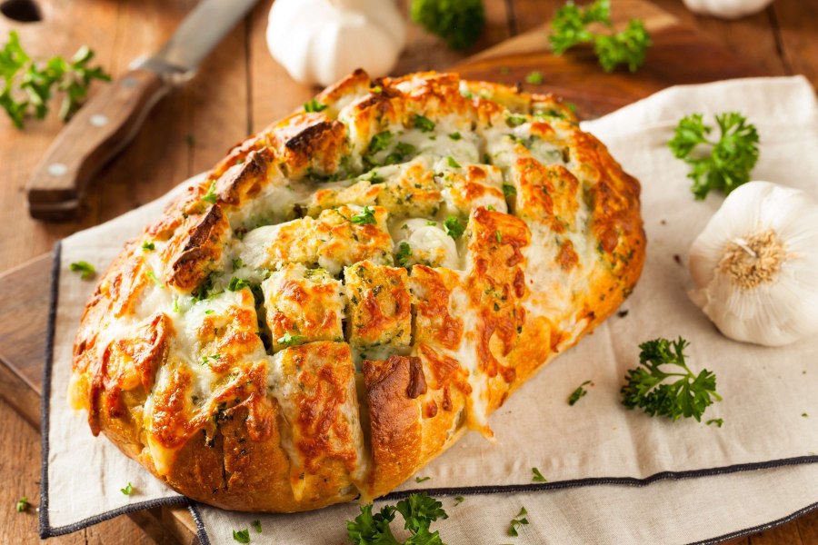 Батон запеченный с сыром и чесноком