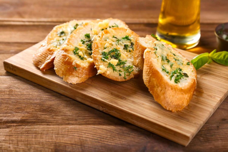 Чесночный багет с сыром