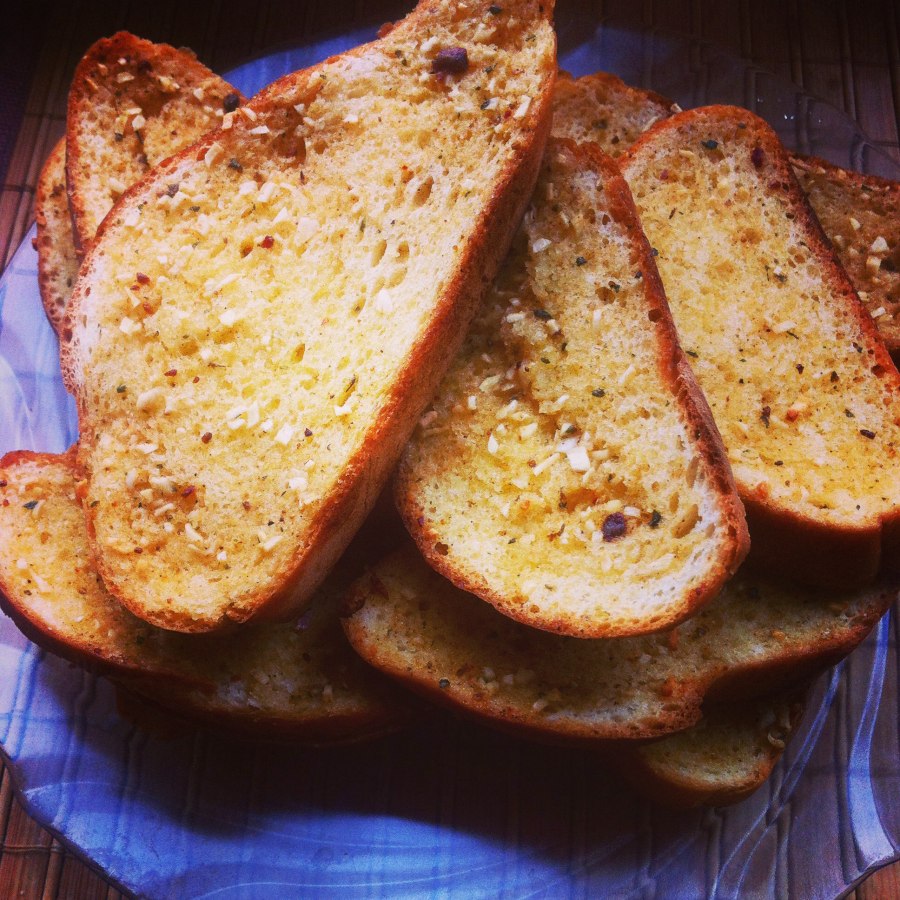 Гренки из белого хлеба с чесноком