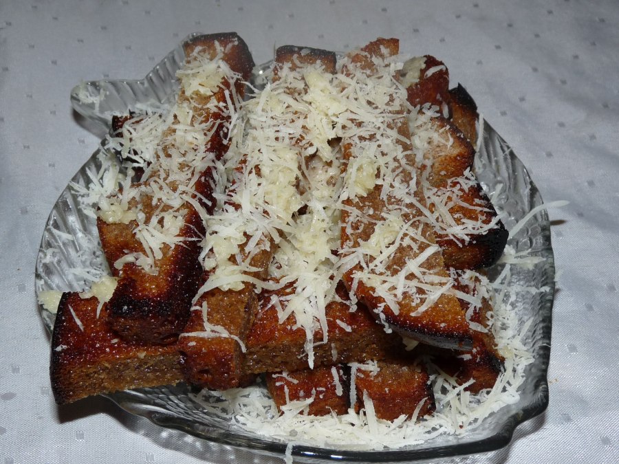Гренки из черного хлеба с сыром