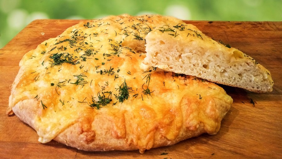 Чесночно – сырные лепёшки.