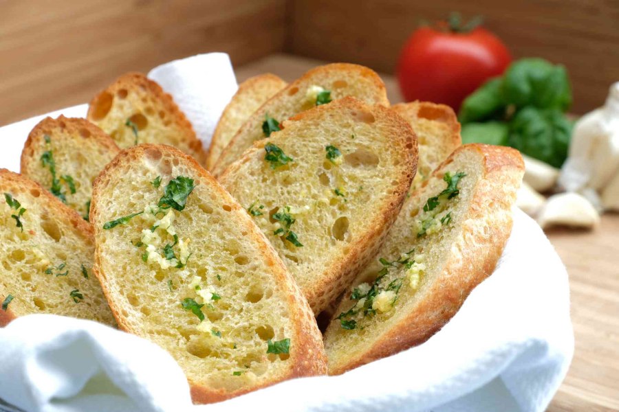 Хлеб с сыром и зеленью