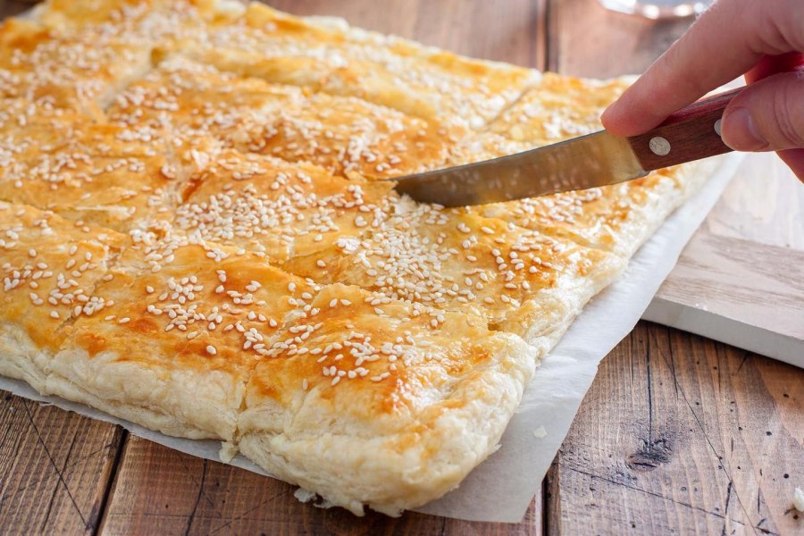 Сырный пирог из слоеного теста