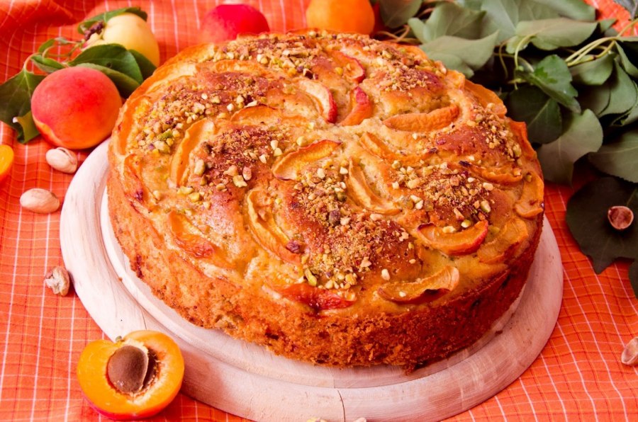 Шарлотка с курагой и яблоками