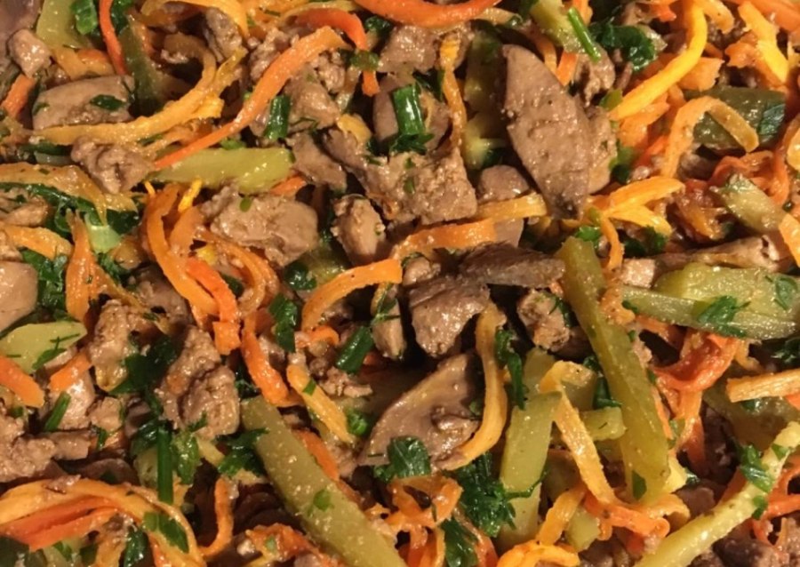 Салат с печенью и морковью и солеными огурцами