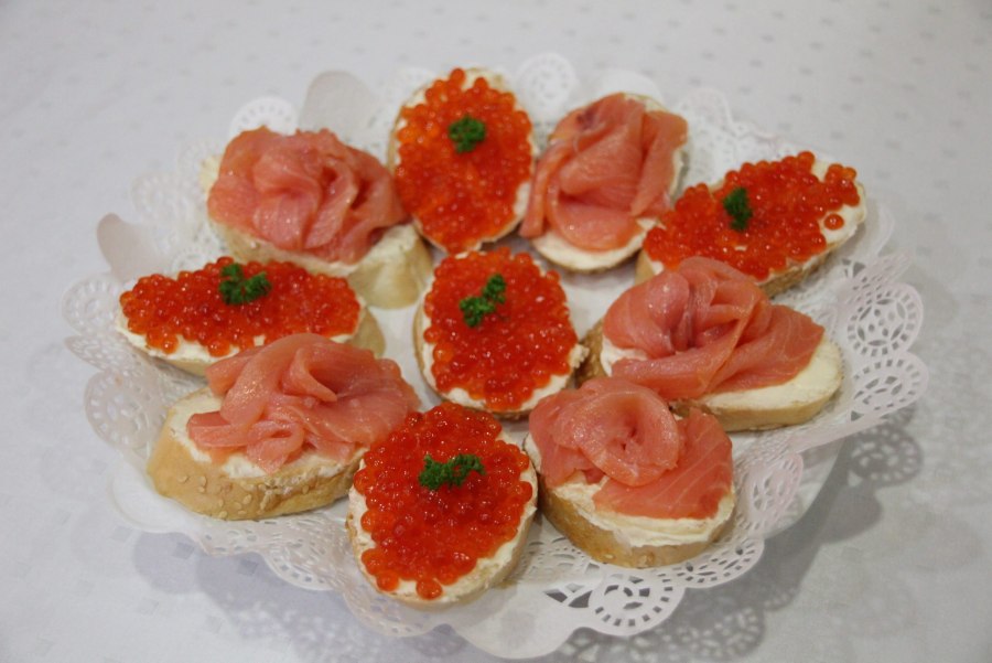 Канапе с икрой и севрюгой
