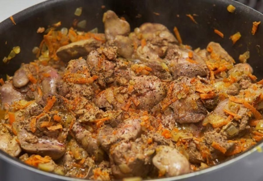 Куриная печень с луком на сковороде