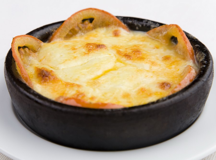 Рыбка запеченная с помидорами и сыром