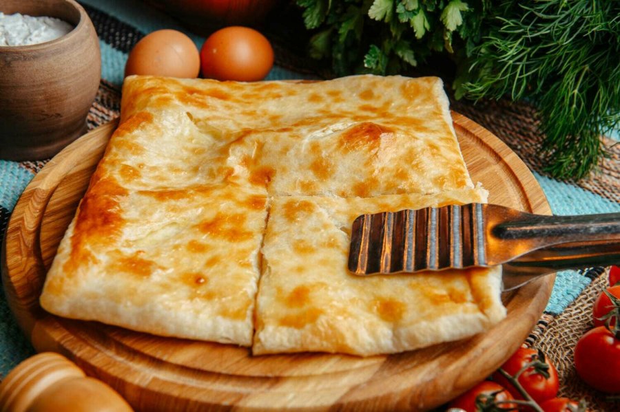 Салат с жареным сыром сулугуни