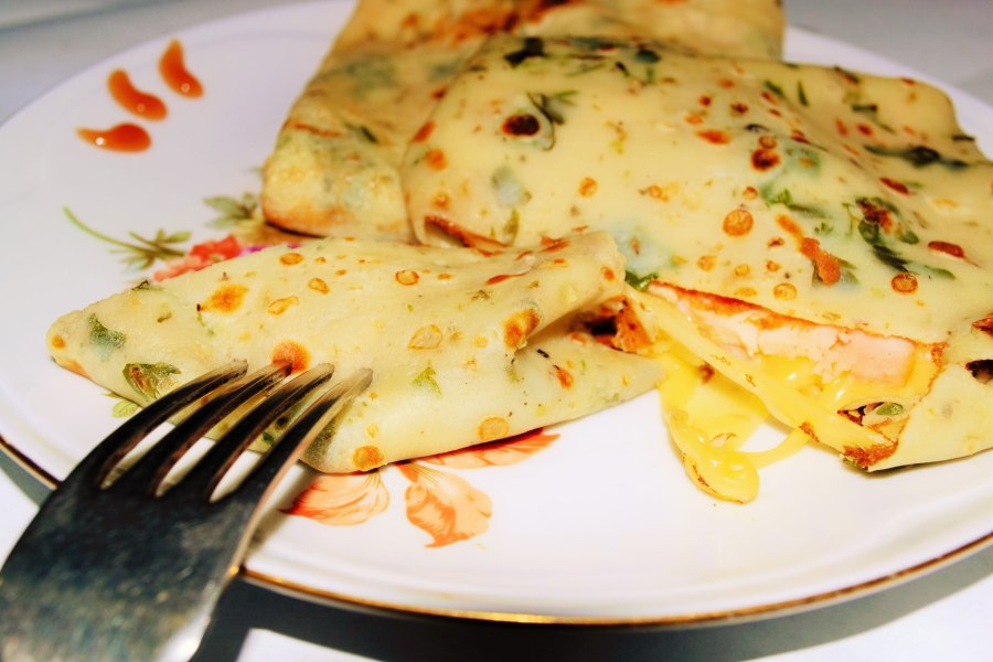 Блинчики с колбасой и сыром
