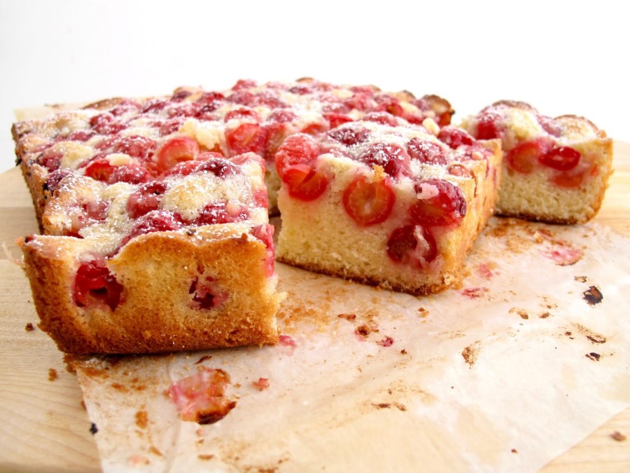 Шарлотка с вишней