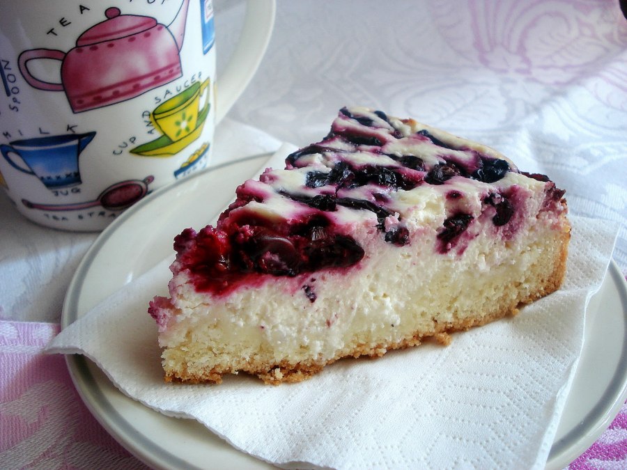 Пироги с вишней и творогом