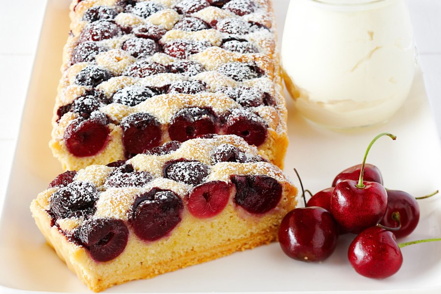 Шарлотка с вишней