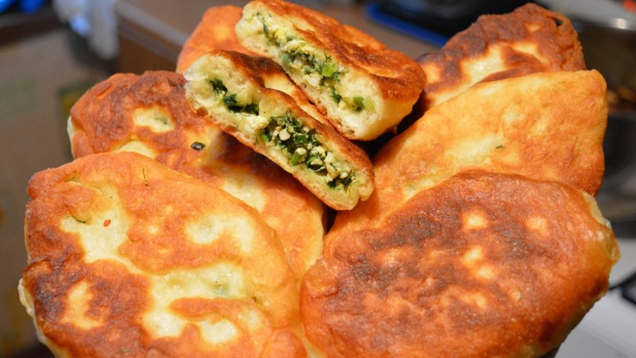 Пирожки с луком и яйцом жареные