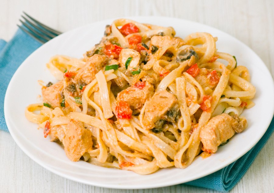 Паста с курицей и овощами
