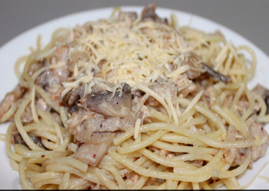 Паста фетучини с курицей и грибами в сливочном