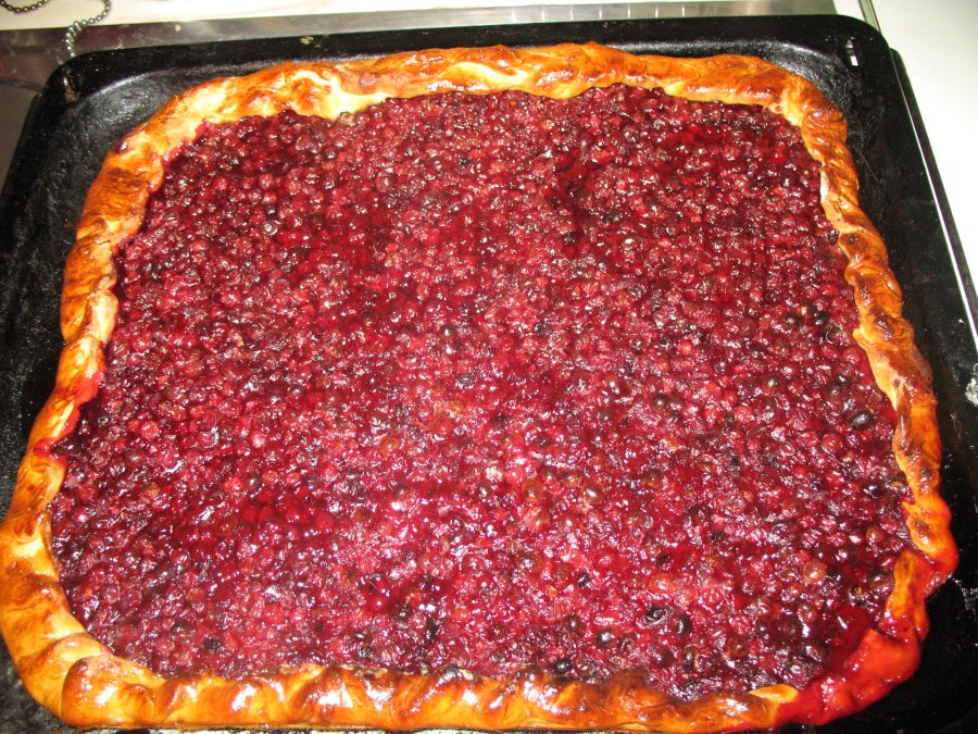 Пирог с брусникой из дрожжевого