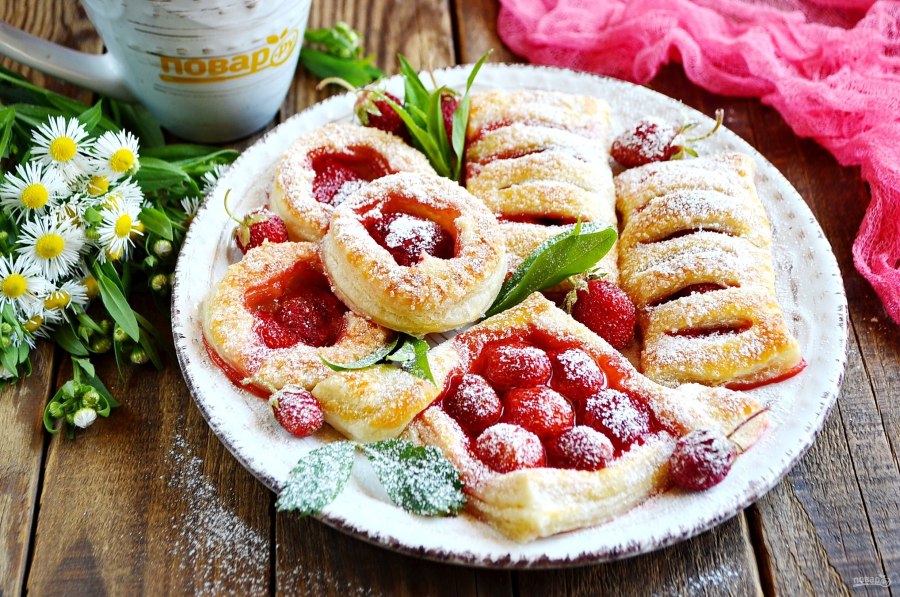 Слойки с клубникой из слоеного
