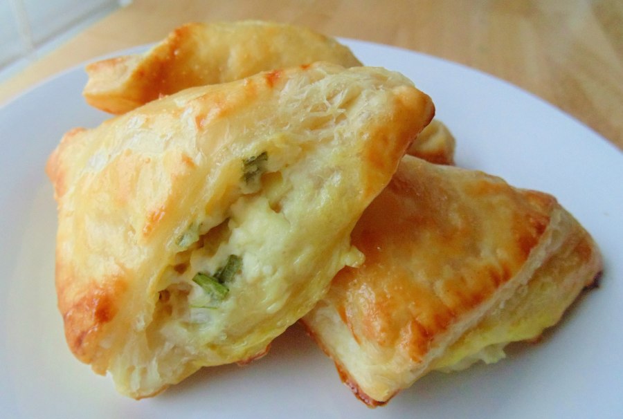 Слоеные пирожки с сыром