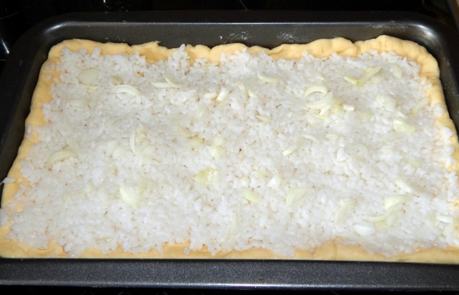 Пирог с сайрой и рисом в духовке