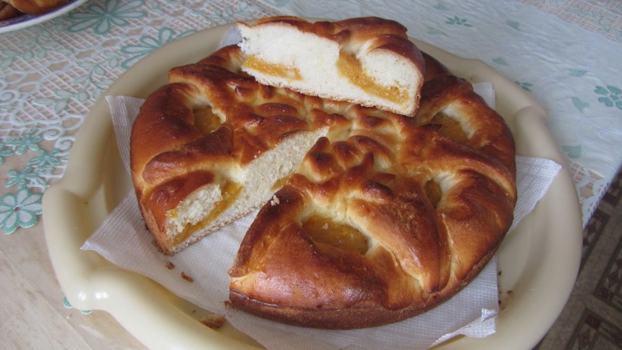 Выпечка с курагой из дрожжевого теста