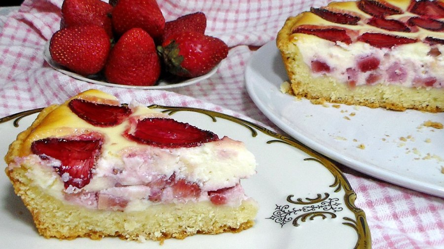 Творожный пирог с клубникой