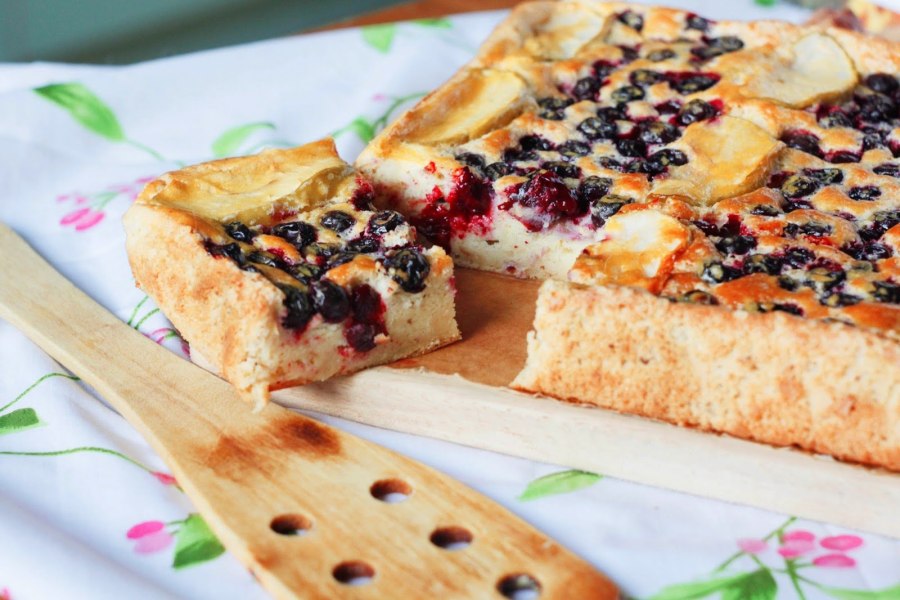 Шарлотка с черной смородиной