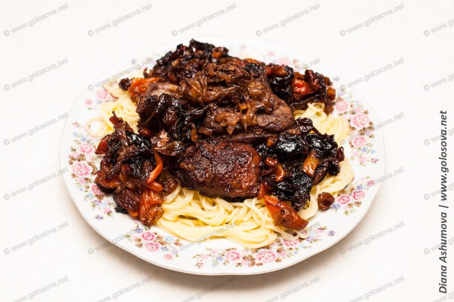 Утка с курагой черносливом орехами