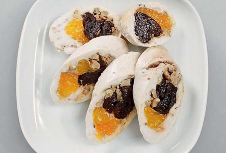 Куриный рулет с мандаринами и черносливом
