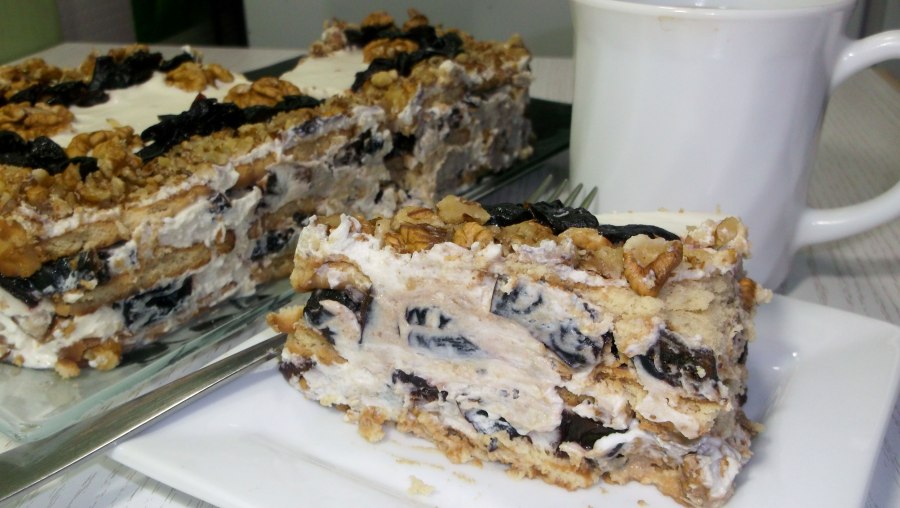 Торт с черносливом и грецким орехом сметанным кремом