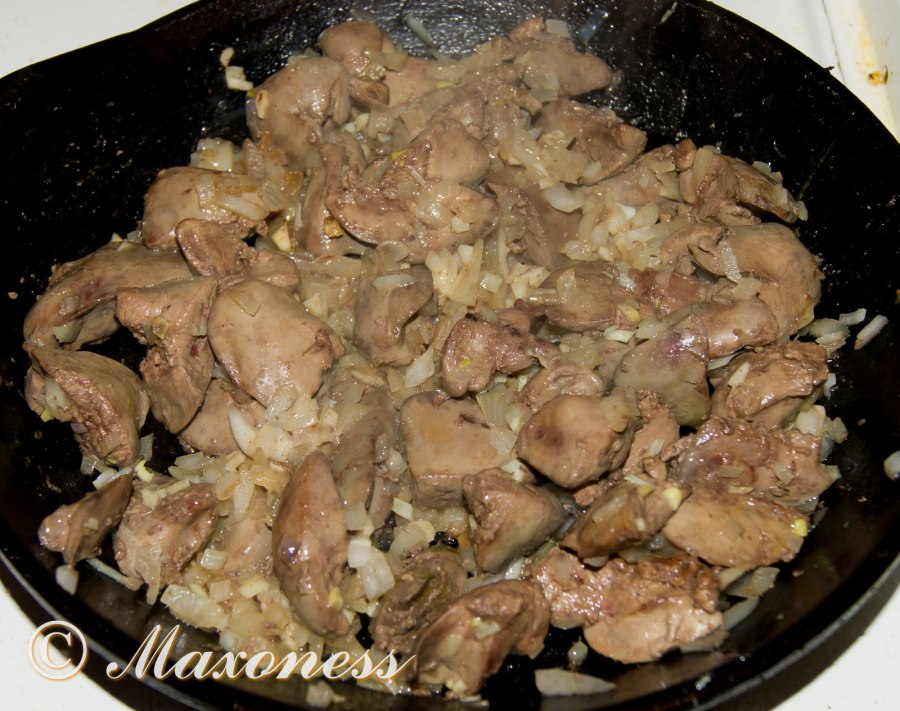 Куриная печенка с грибами