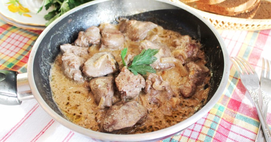 Салат с теплой куриной печенкой