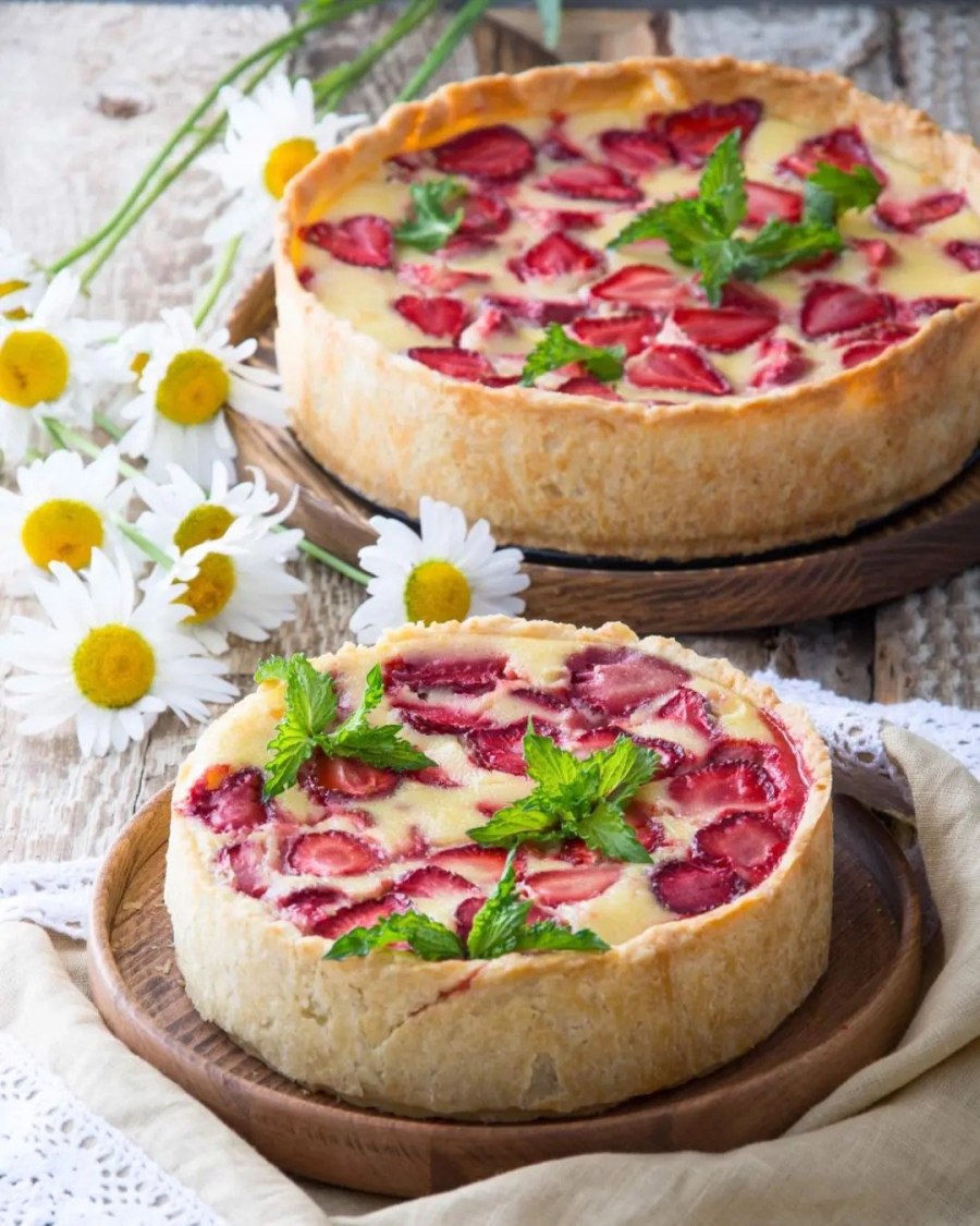 Заливной клубничный пирог