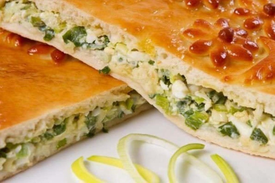 Пирог с луком и яйцом