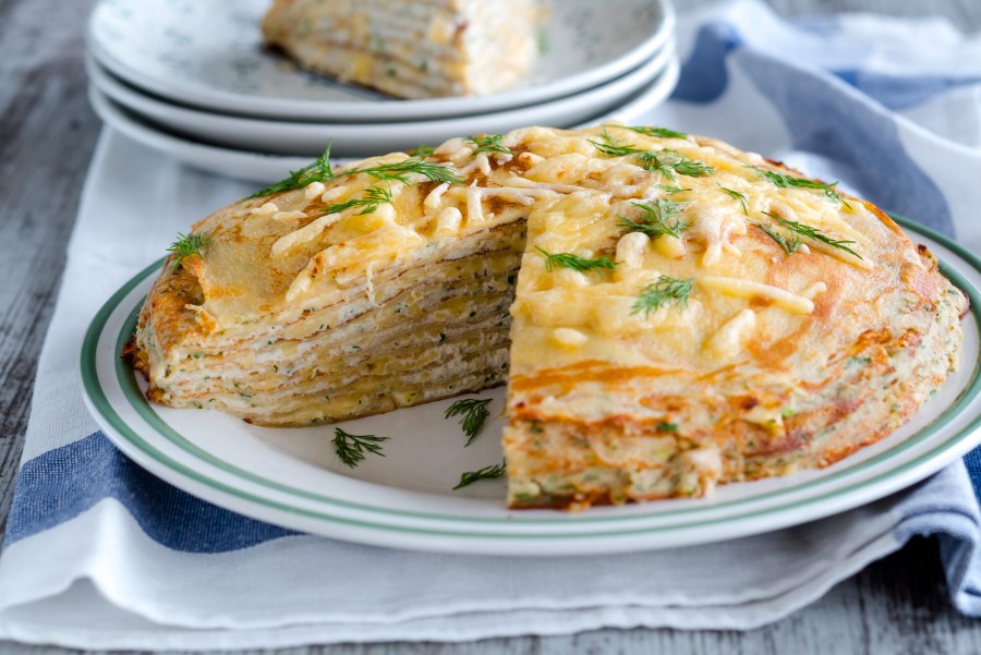 Закусочный блинный торт с курицей и грибами