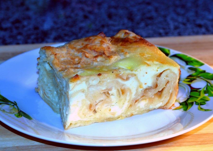 Пирог из лаваша с творогом и сыром в духовке
