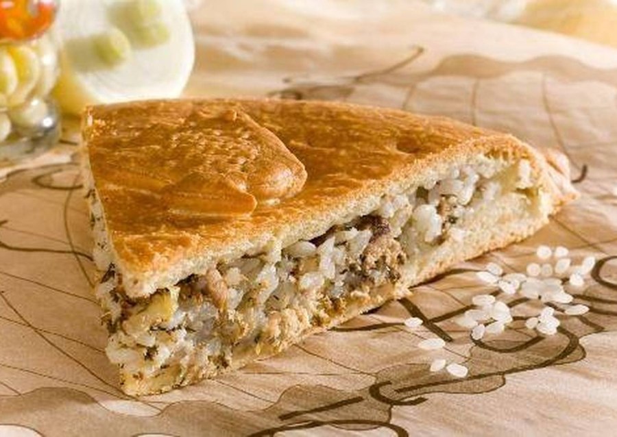 Пирог с консервой рыбной и рисом