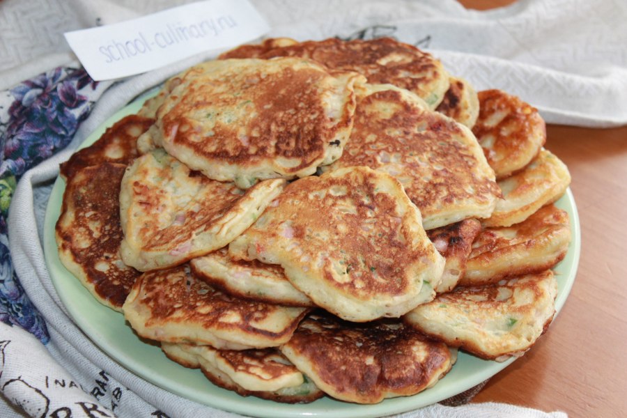 Оладьи с колбасой и сыром