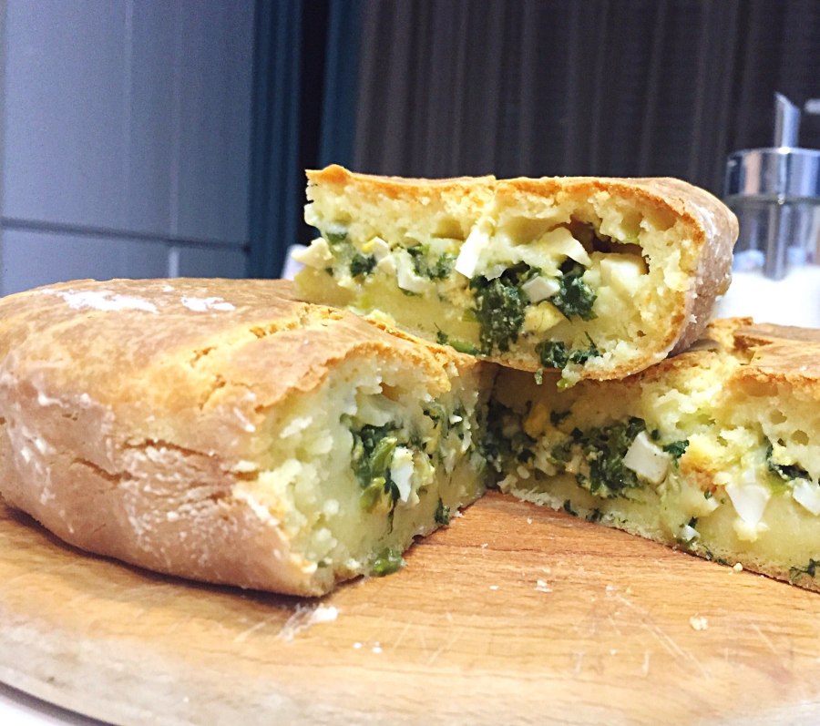 Пирог с луком и яйцом