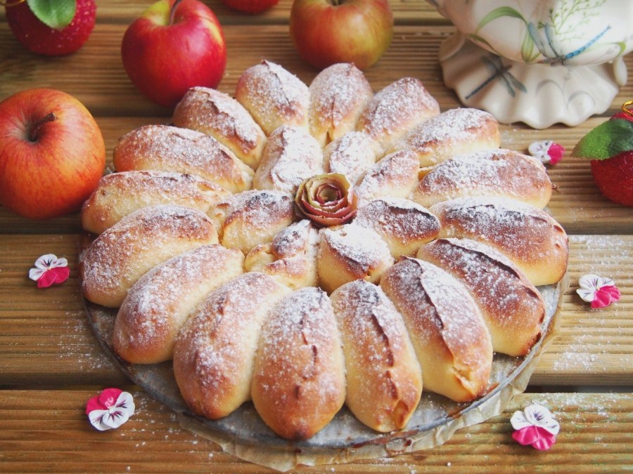 Дрожжевая выпечка с яблоками