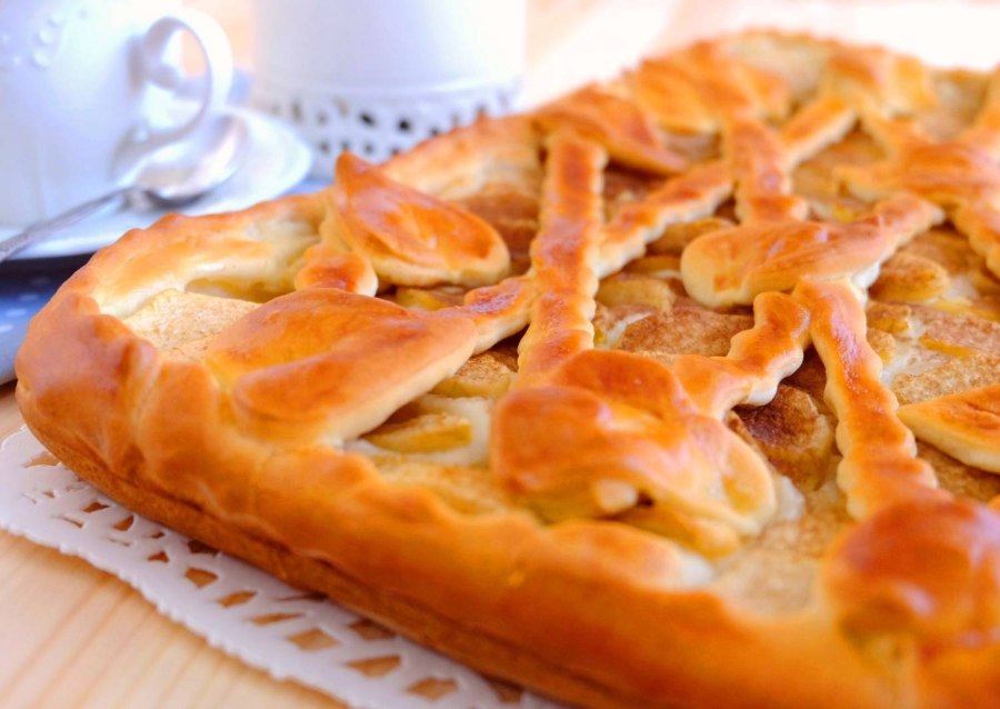 Droжжевой пирог с ябло ками