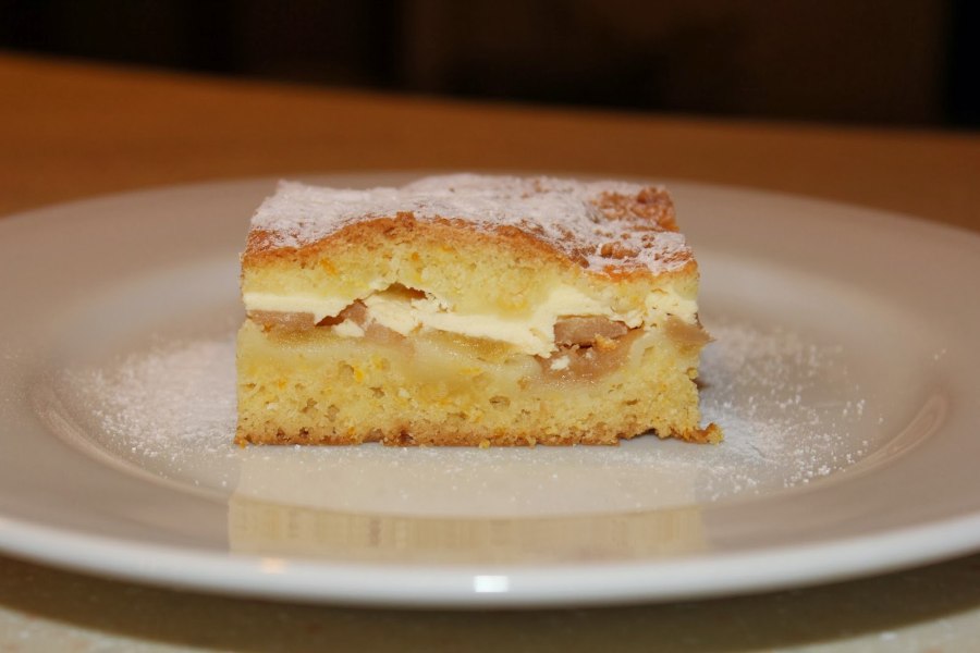 Пирог с творогом и яблоками