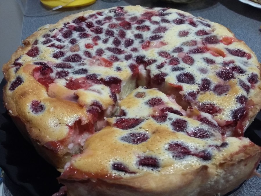 Заливной пирог с ягодами