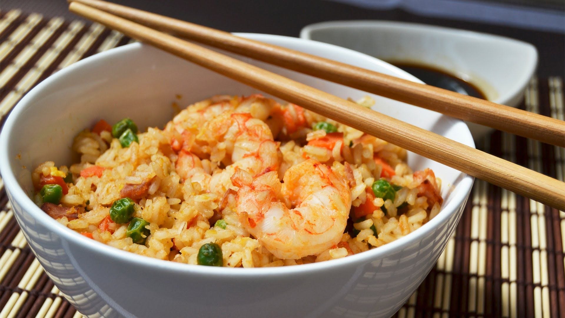 Какие блюда из риса. Вок рис с морепродуктами. Рис с креветками. Рис с овощами. Китайская кухня рис.