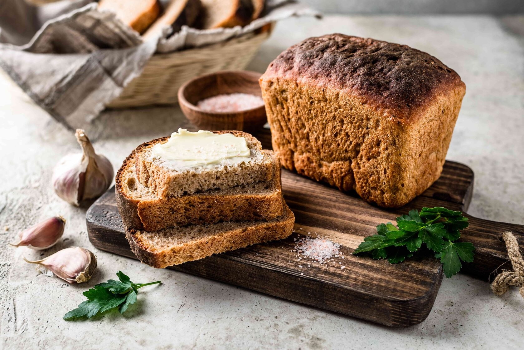 Ржаной хлеб на пшеничной закваске в домашних. Хлеб. Выпечка хлеба. Домашний хлеб. Ржаной хлеб.