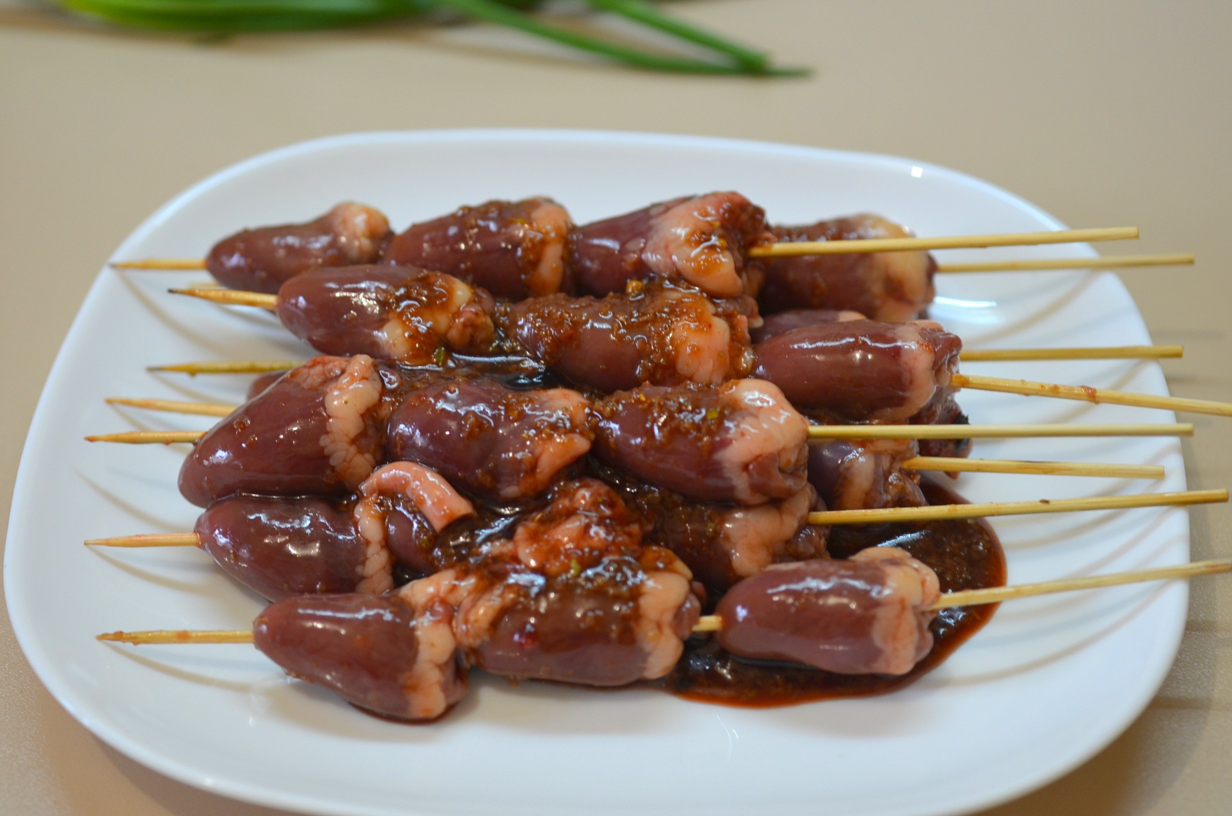 Куриные сердечки. Куриные сердечки в духовке. Куриные сердечки на шпажках.