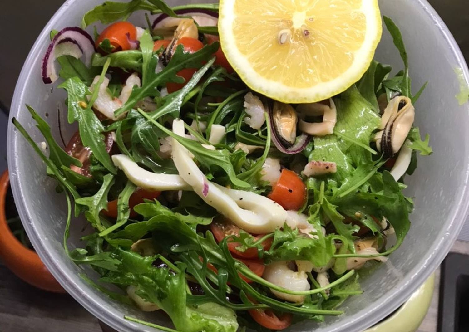 Салат с морепродуктами и рукколой
