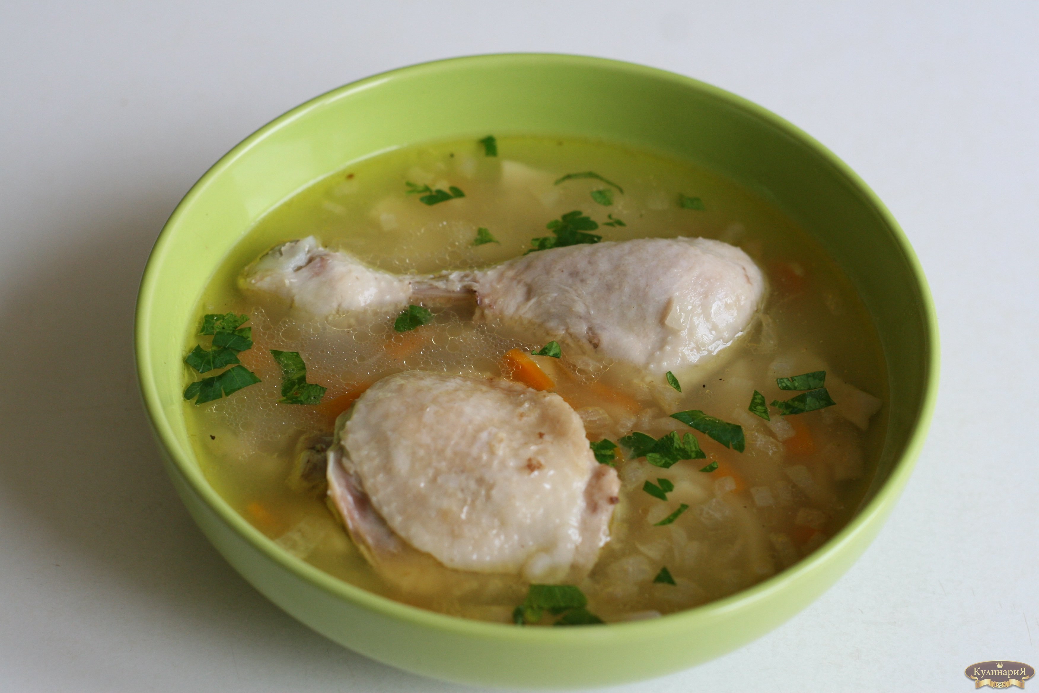 Бульон для супа из курицы. Консоме из курицы. Куриный суп. Тарелка куриного супа. Kuriiniy sup.